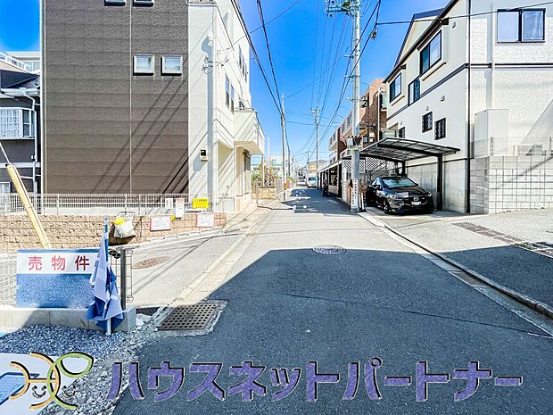 角地のため、日当たりがよく開放感があります。前面道路も広々で車の出し入れもらくらく。生活利便施設の整った住環境で子育ても安心。