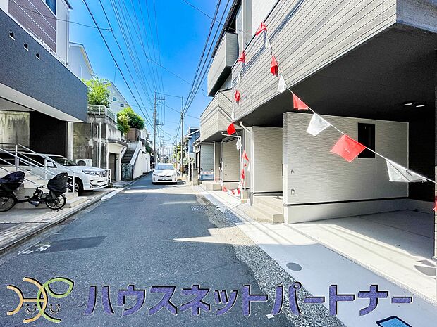 前面道路でお車を駐車するのも楽々。