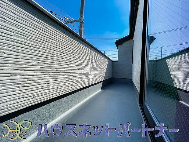 バルコニーが2階と3階にある為、洗濯物や布団を同時に干すことができます。ゆとりのあるスペースの為、ガーデニングや趣味の空間も楽しめます。