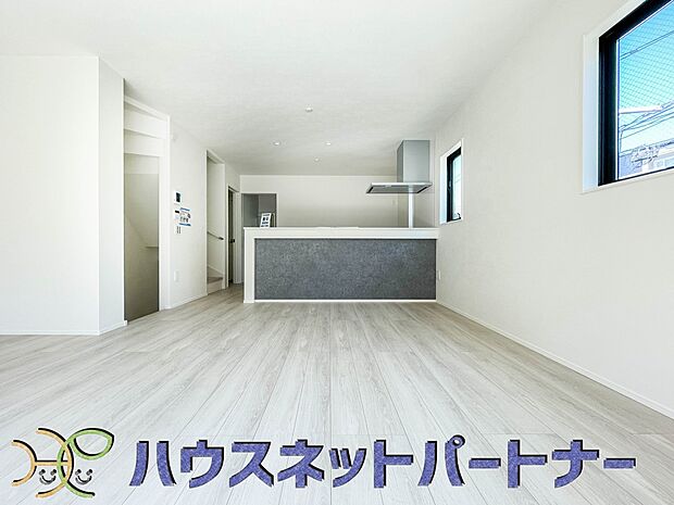 雑誌の一コマのようなダイニングキッチン。収納も豊富で機能的です。