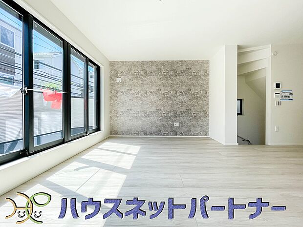 階を移動する際にリビングを通る、リビングイン階段。自然なかたちで家族が集まるため、お子様の個室が1階や3階にある場合でも、毎日の挨拶や会話が増えやすくなります。