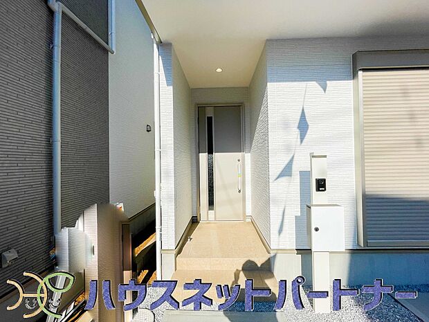 お客様も迎える玄関は高級感のある造りです。