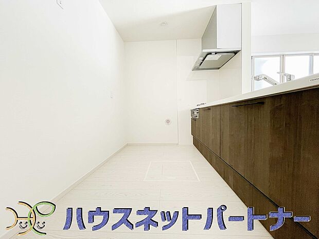 キッチン吊戸棚を無くす事によって、コミュニケーションを重視した設計に致しました。区画によって変わる一体感を、実際にご覧になって頂けましたらと思います。 