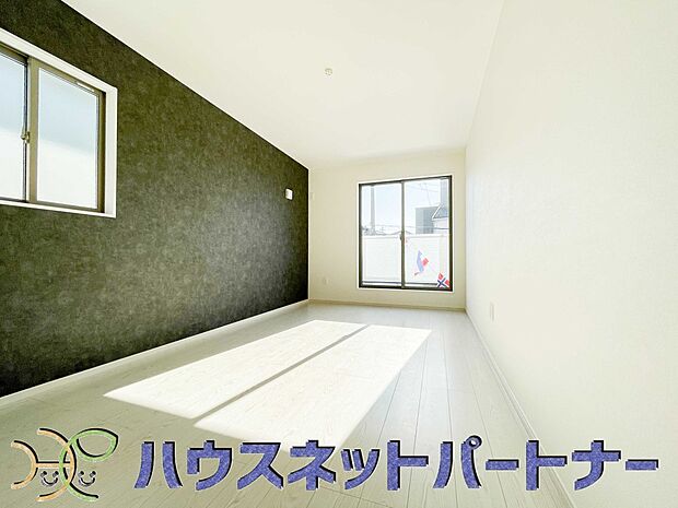 ベッドを置いて主寝室をイメージ。それでも広々してますね。