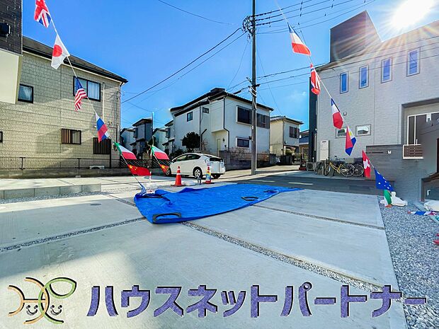 並列2台分です。通勤や家族の送迎など、毎日の生活にマイカーが欠かせない方にとって駐車場は大事な条件。敷地内にカースペースがあれば、お出かけやお買い物の際の搬入出もらくらくです。