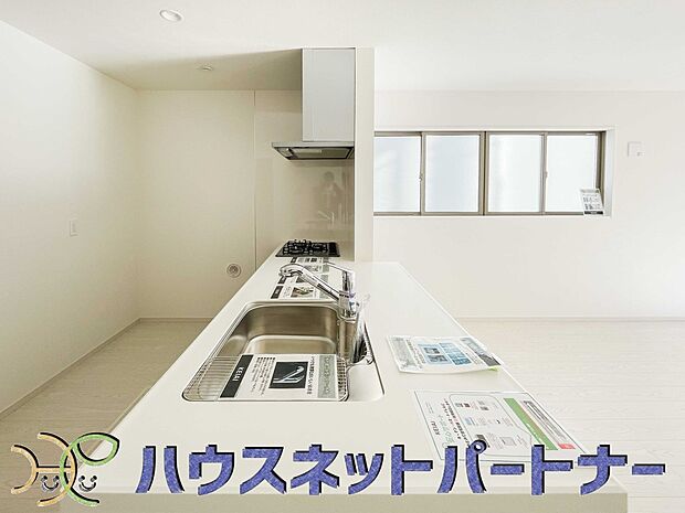 カウンターキッチンなら、リビングで遊ぶ子供の様子を見ながら料理ができるので安心です。料理を運んでもらったり、子供にお手伝いしてもらいやすいのもいいですね♪