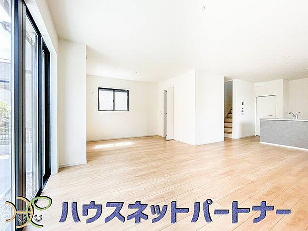 リビングに隣接して居室があります。リビングと一体で使うこともできて、間仕切りをして個室としても使うことができます。収納もある為、快適空間が作れます。