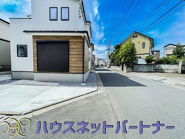 角地のため、日当たりがよく開放感があります。前面道路も広々で車の出し入れもらくらく。生活利便施設の整った住環境で子育ても安心。