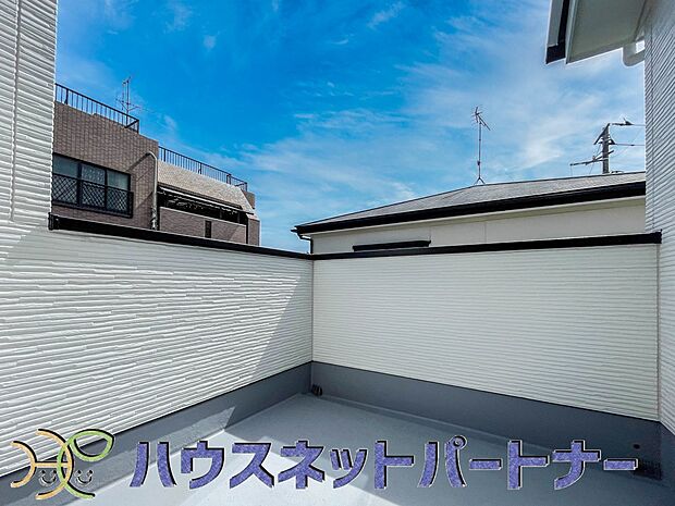 朝の澄んだ空気や、夕方に吹く清々しい風を五感で感じられるバルコニー。住まいの中で屋外にあって、本当の自然を感じられるスペースです。