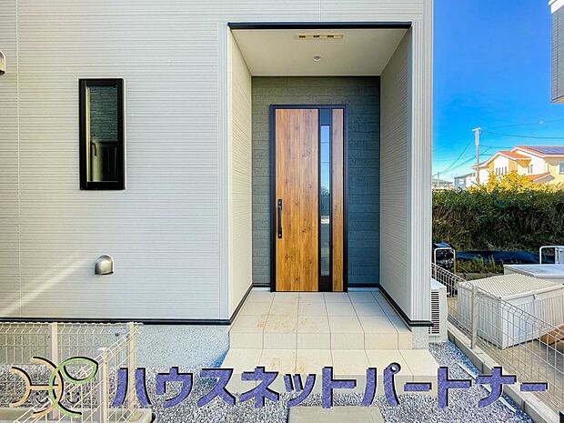 上質感漂う玄関へのアプローチ。居住者の帰り、訪れる方を優しく迎える・安らぎに満ちた生活空間を予感させる。健やかな暮らしを楽しめそう。