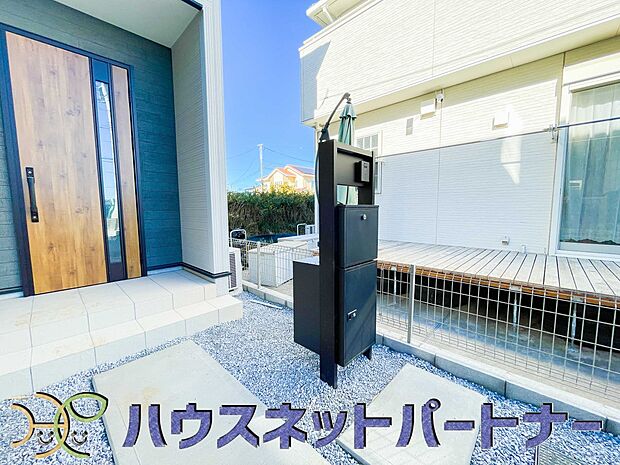 宅配ボックス。好きな時間にいつでも荷物を受取れるため、到着時間を気にして自宅で待機したり、再配達の連絡をする手間がかかりません。共働きなど不在が多い方、ネット通販の利用が多い方に大変便利。