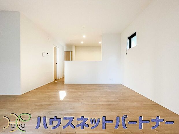 17帖のLDKは広々。光彩豊かでリラックスした空気がお部屋全体に広がります。