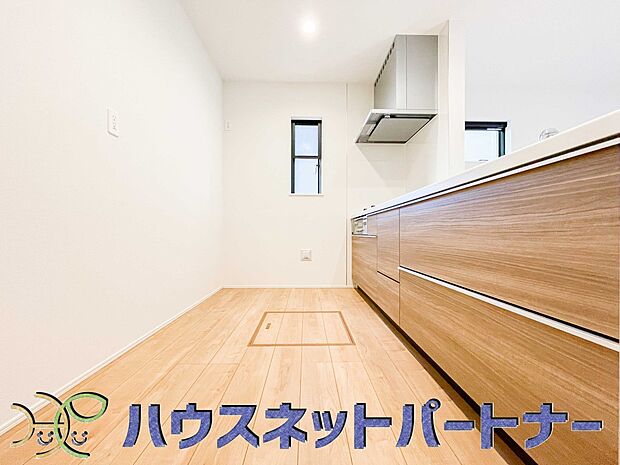 明るい自然光が入る作業スペースを多くとったキッチン採用。夫婦揃ってキッチンに立っても調理がしやすく、家事をしながら会話も弾みます。食器類もすっきりと片付く収納力。