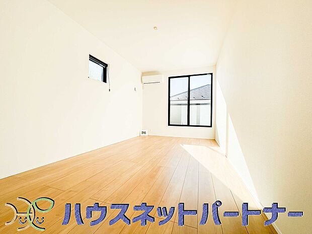 ベッドを置いて主寝室をイメージ。それでも広々してますね。