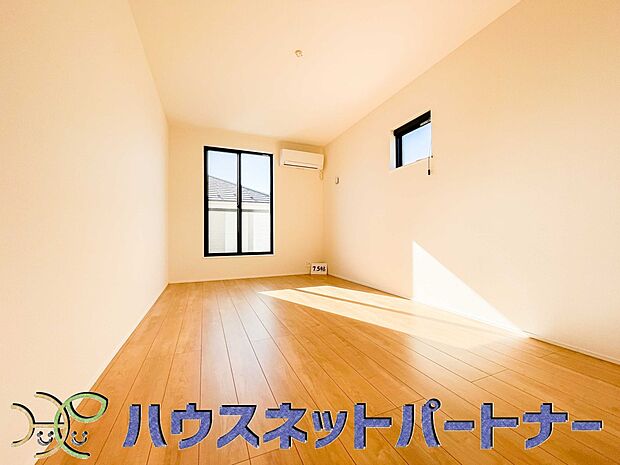 日差しが差し込む明るいお部屋。朝は太陽の光を浴びて一日の始まりです。