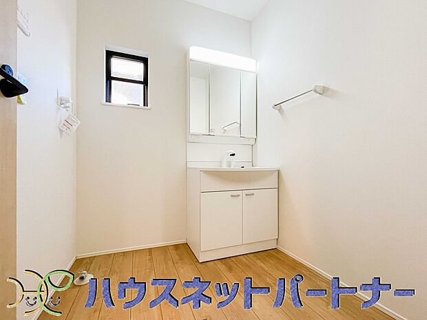 大きく見やすい三面鏡で清潔感ある洗面台は、身だしなみチェックや肌のお手入れに最適です。何かと物が増える場所だからこそ、スッキリと見映えの良い空間に拵えました。