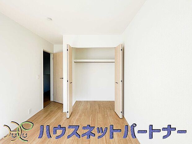 各部屋を最大限に広く使って頂ける様、全居住スペースに収納付。プライベートルームはゆったりと快適に。