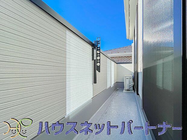 南向きバルコニーから明るい陽射しと爽やかな風がお部屋へと流れ込む、心地よい空間です。2部屋続きなのでお布団も沢山干せますね。