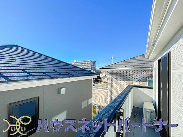 朝の澄んだ空気や、夕方に吹く清々しい風を五感で感じられるバルコニー。住まいの中で屋外にあって、本当の自然を感じられるスペースです。