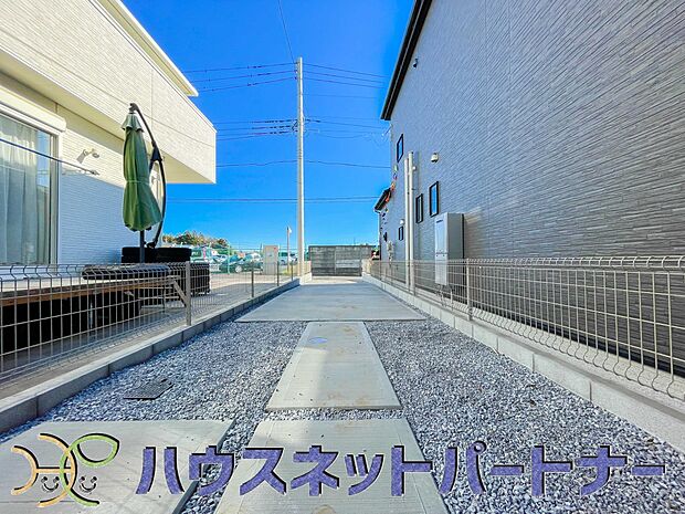 カースペース2台可。敷地内に駐車スペースが2台分確保されています。通勤、お出かけ、ショッピングなど、家族で出かける際の足となる車。状況に応じて使い分けたい、そんな方におすすめです。