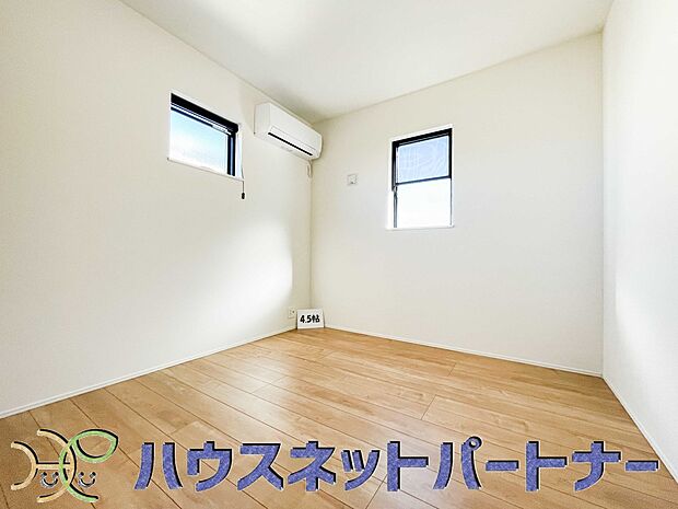 2面窓のある風通しの良いお部屋は心も体も元気にしてくれます。自分だけのお部屋作りを楽しんでみては。