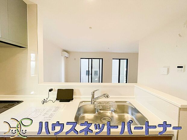 キッチン吊戸棚を無くす事によって、コミュニケーションを重視した設計に致しました。区画によって変わる一体感を、実際にご覧になって頂けましたらと思います。