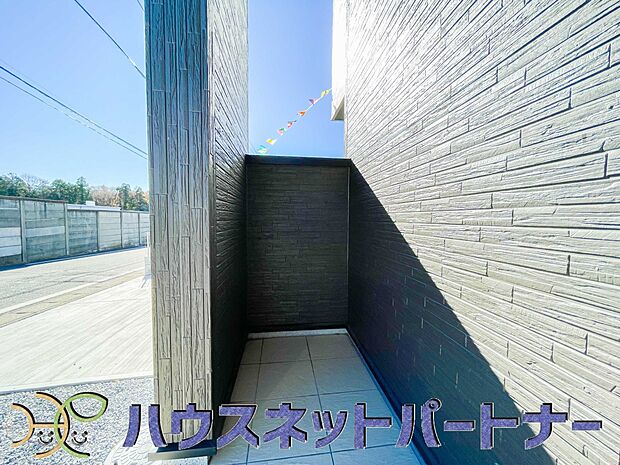 玄関前に季節のお花を置いて可愛く演出してみてはいかがですか。楽しいお家造りが待っています。