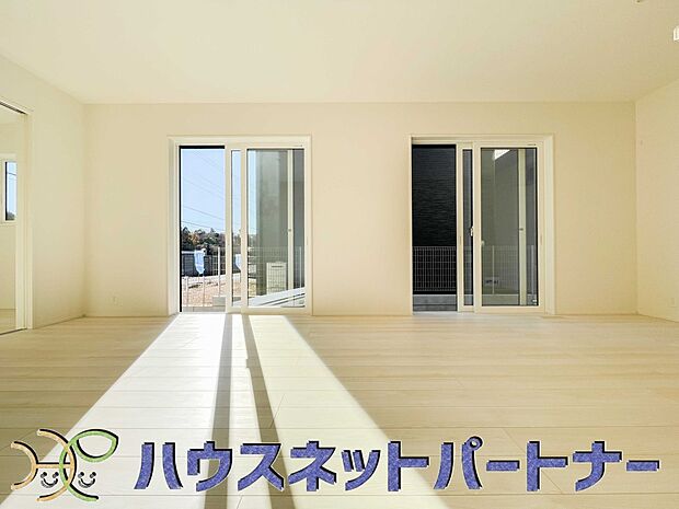 整然とした空間演出、快適な理想の暮らしの実現は家のみの拘りではなく、そこで暮らす方々にとって素敵な環境であることも挙げられると思います。四季折々の変化が奏でる鼓動を楽しんで下さい。