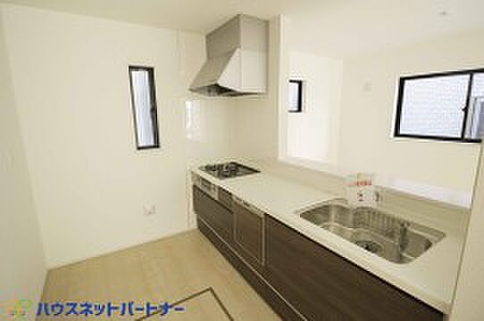 三口コンロで料理の幅を拡げてくれる使いやすいシステムキッチンを採用。洗い場も大きいので野菜や食器を洗ったりする際にも捗り、奥様の強い味方となってくれるはずです。