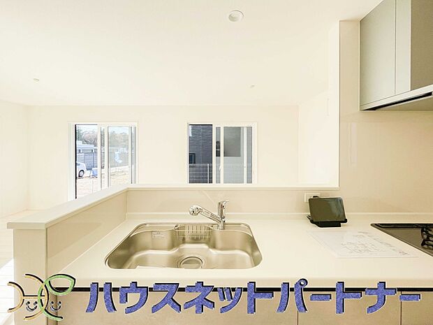 人工大理石のワークトップやシンクは、水を流しただけできれいになったように見えます。白いキッチンは明るく清潔感があり、とっても素敵です。