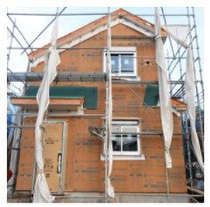 防腐・防蟻性にすぐれ、寸法安定性・透湿性にもすぐれています。また軽量ながら構造用合板(特類)と同じレベルの強度を誇るとともに、防火性も高いと言われています。