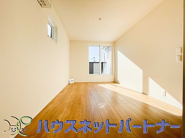 バルコニーに直接出入りできるお部屋です。ちょっと外の空気を吸いたい時や、ベランダでミニガーデニングなども楽しめそうです。