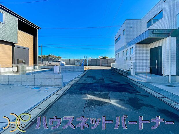 前面道路でお車を駐車するのも楽々。