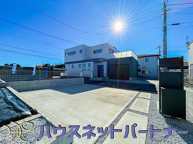 カースペース並列2台可能。ゆったりとした駐車スペースを確保いたしましたので、大きめのお車でも駐車可能です。自転車やバイクなど、ゆとりのある敷地で置き場所に困ることはないでしょう。