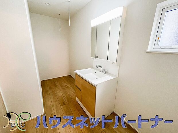 十分な大きさの洗面台は、身だしなみチェックや歯磨きなど、朝の慌ただしい時間でもホテルライクなスペースで余裕とゆとりを感じて頂けます。