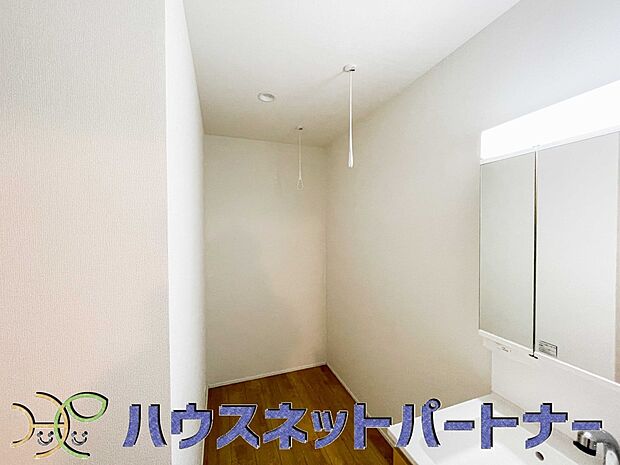 広いランドリースペースは着替えやタオルだけでなく、他の収納も十分における。