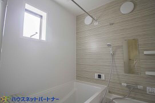 追い焚きで消費されるガス代(もしくは電気代)と、お湯張りの費用を比較したところ、追い焚きがほぼ半額の値に。家計に優しい機能であることがわかります。