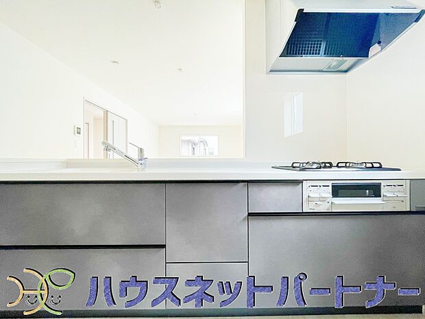 キッチン吊戸棚を無くす事によって、コミュニケーションを重視した設計に致しました。区画によって変わる一体感を、実際にご覧になって頂けましたらと思います。