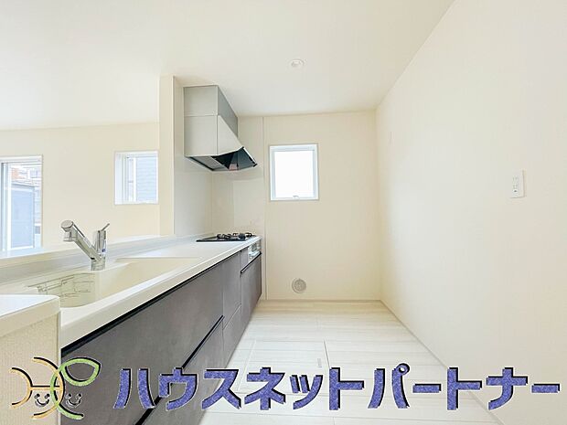 明るい自然光が入る作業スペースを多くとったキッチン採用。夫婦揃ってキッチンに立っても調理がしやすく、家事をしながら会話も弾みます。食器類もすっきりと片付く収納力。