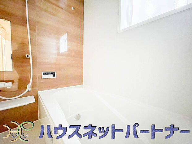 高級感溢れるカラーと大きさ・柔らかな曲線で構成された半身浴も楽しめるバスタブが心地よさをもたらします。