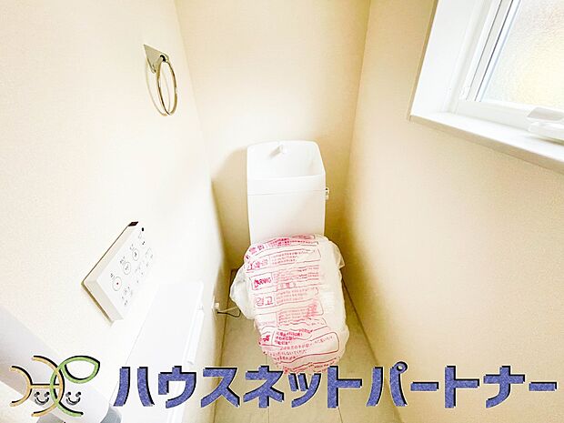 快適な生活を送るための必須アイテムとなった洗浄機能付トイレ。おしり洗浄、ビデ洗浄、暖房便座の3つの機能を標準装備しています