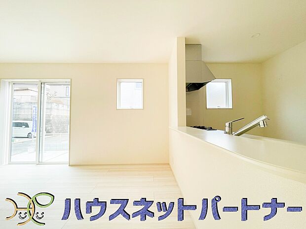 忙しい朝でも家族揃って食事をして頂ける、ゆとりある大きさのダイニングスペース。奥様の手料理をカウンター越しに受けとって頂き、テーブルで囲む素敵な時間を存分にお愉しみ下さい。