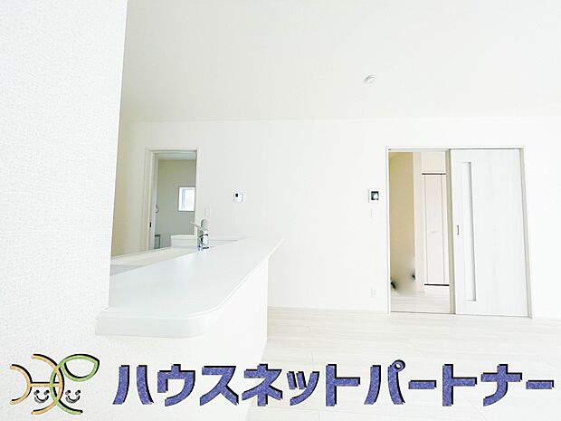 家族の様子を見ながらキッチンでお料理。一日の出来事を会話しながらの家事は嬉しいコミュニケーション。