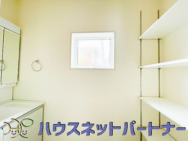 洗面室は窓の光が差し込み明るく清潔感があります。