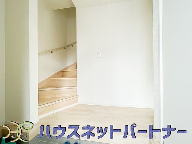 玄関扉を開くとゆったりとした空間。この感動を現地で是非体感してみて下さい。