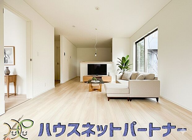 17帖のLDKは広々。光彩豊かでリラックスした空気がお部屋全体に広がります。※家具はイメージです。