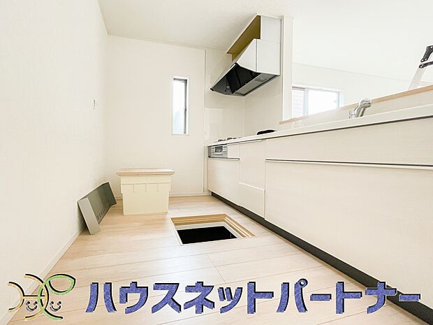 明るい自然光が入る作業スペースを多くとった壁付けキッチン採用。夫婦揃ってキッチンに立っても調理がしやすく、家事をしながら会話も弾みます。食器類もすっきりと片付く収納力。