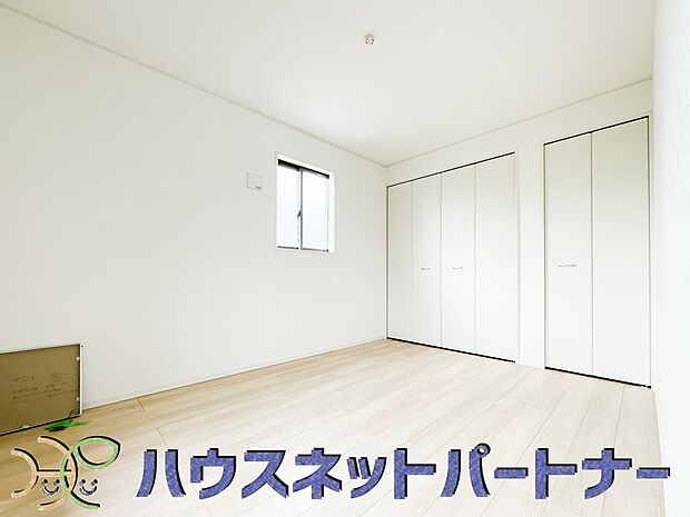 独立性を高めたお部屋。たっぷりの収納も配備しており、片付いた空間を現実出来そう。陽光も降り注ぐ明るく開放的な空間が魅力的。