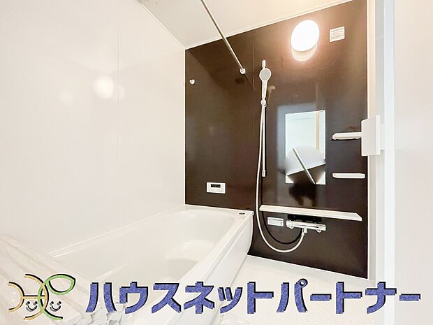 冬場にはヒヤッとしないように暖房機能、梅雨の時期には乾燥等、機能的で清潔感溢れる浴室。快適・清潔な空間で心も体もオフになる時間を楽しむことが可能です。