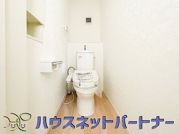 快適な生活を送るための必須アイテムとなった洗浄機能付トイレ。おしり洗浄、ビデ洗浄、暖房便座の3つの機能を標準装備しています